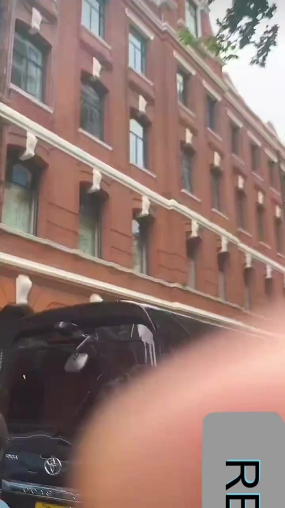 詹姆斯出发前往上海交大，球迷们相当疯狂，在后面追着车跑