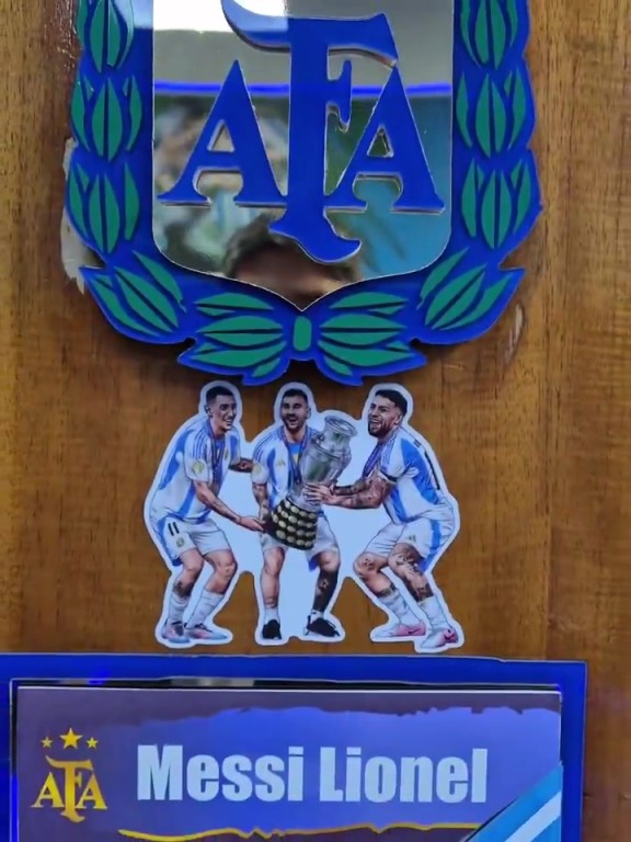 梅西在更衣室的储物柜上贴了一张他与迪马利亚、奥塔门迪的合照