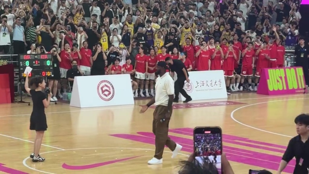詹姆斯现身上海交大，一进入现场就弯腰和女主持人热情握手