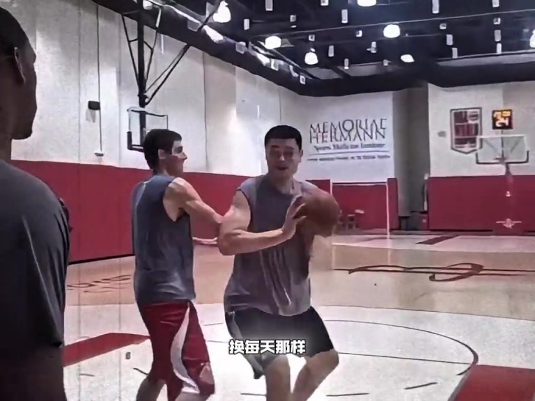 杨毅：当时锡伯杜练姚明强度太大 大姚地上一趟汗水凹成一个水洼