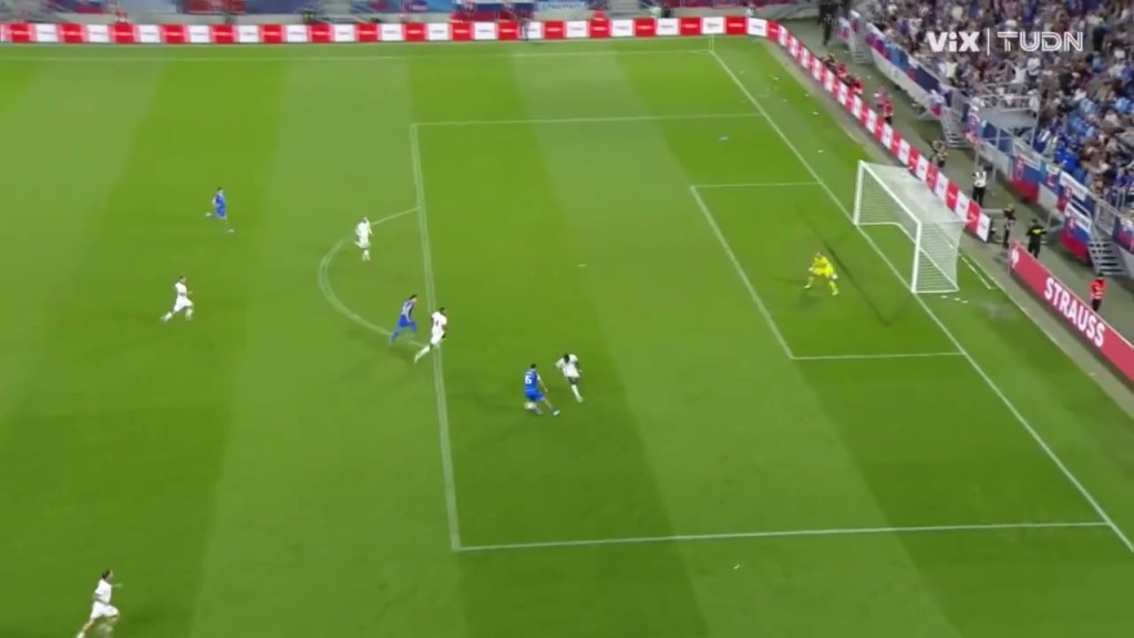 戏耍！斯特列克晃晕吕迪格兜射死角破门！德国门将扑救鞭长莫及！