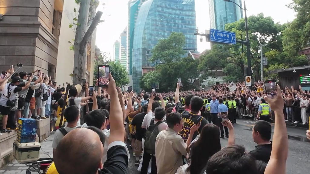 真·人山人海！詹姆斯中国行现场不见詹姆斯 全是球迷和安保