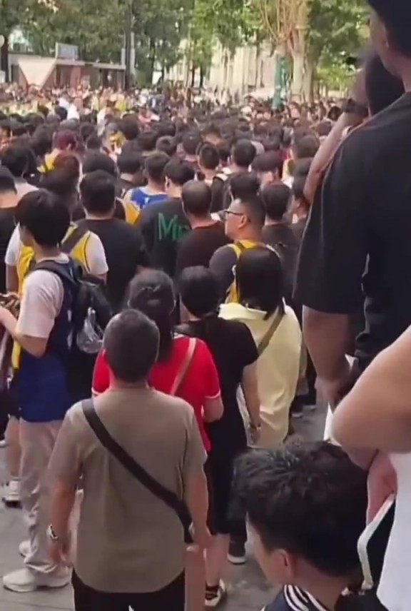 虽然仅仅只能看到詹姆斯几眼，但依旧不妨碍上海街头万人空巷！