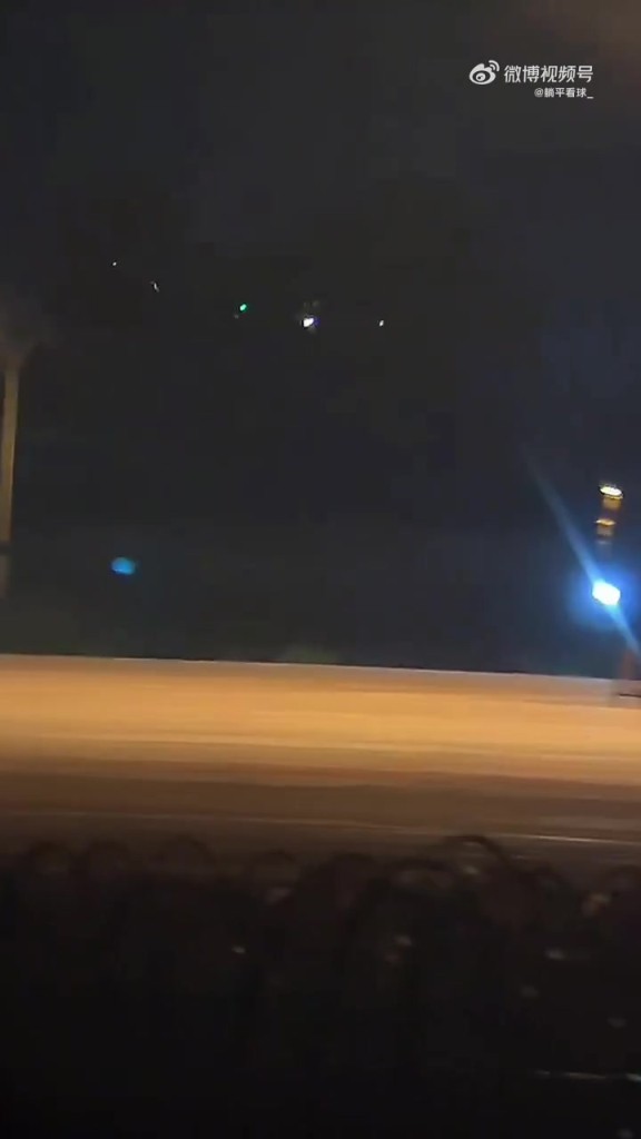 詹姆斯专机抵达成都，成都机场的老铁们不淡定了