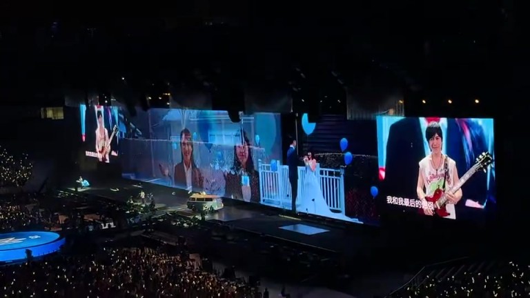 五月天在申花主场演唱《倔强》18年上体就是听倔强夺冠的