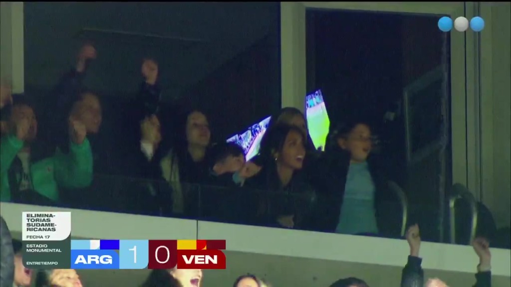 梅西一家开台上激动庆祝进球