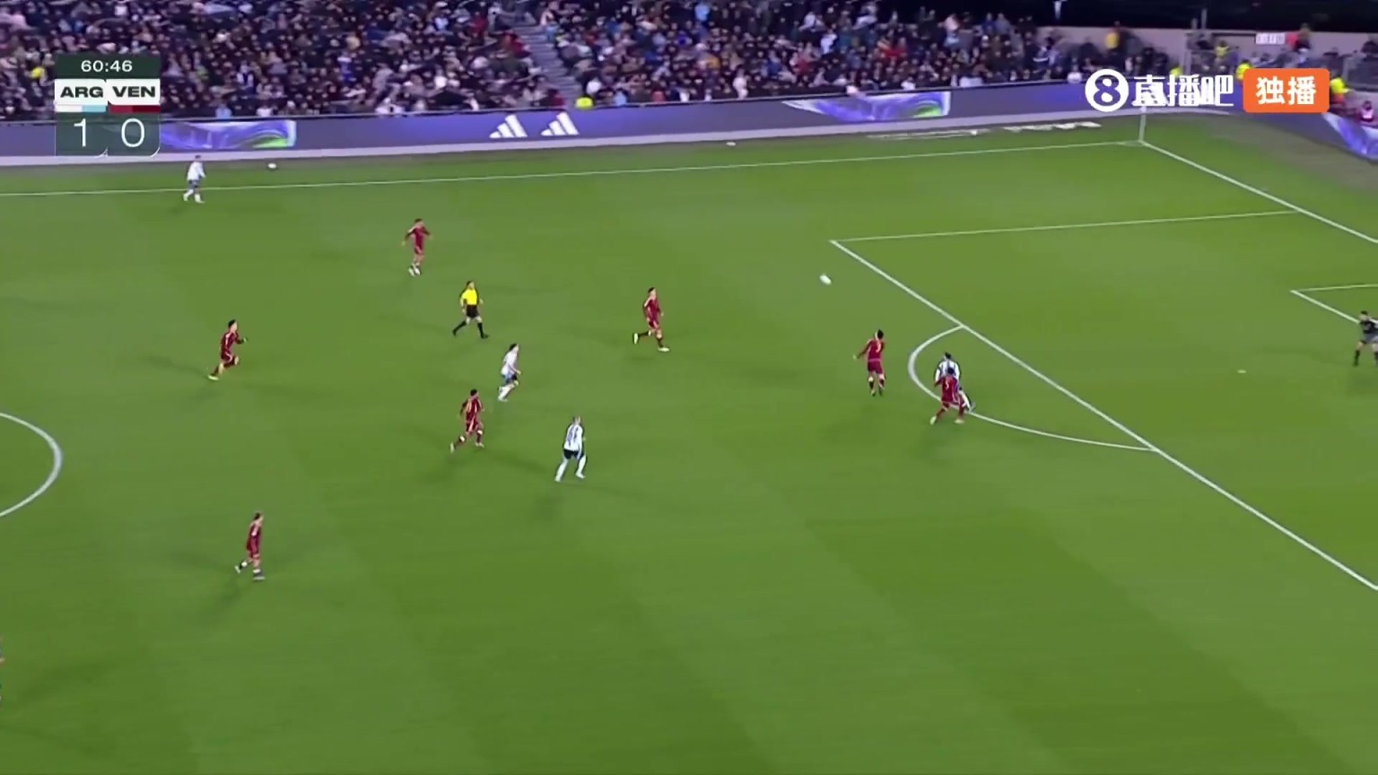 梅西插上时遭到多名球员包围，一脚爆射被扑出后再传被解围