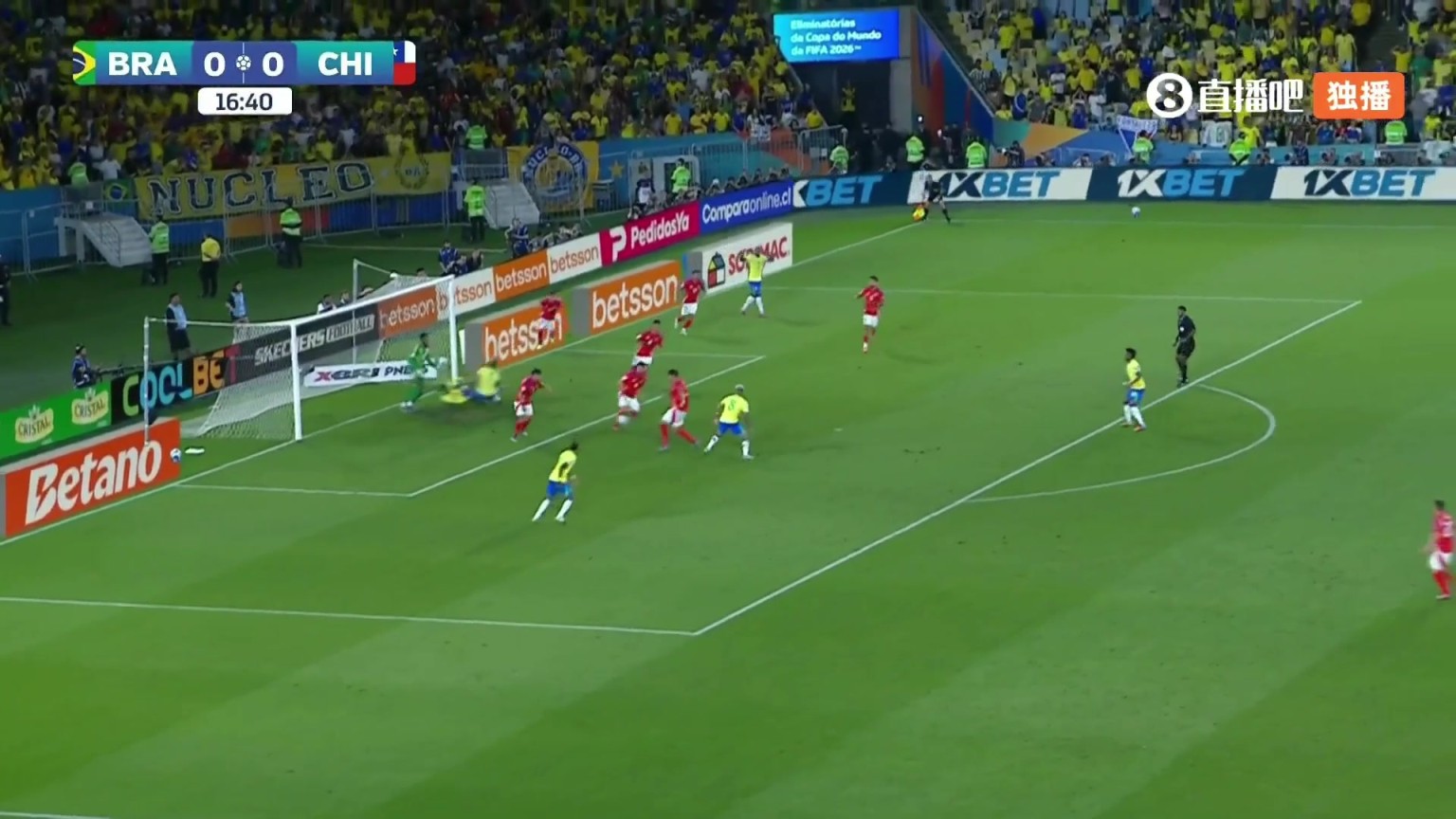 费队友！马丁内利和佩德罗争抢撞到一起