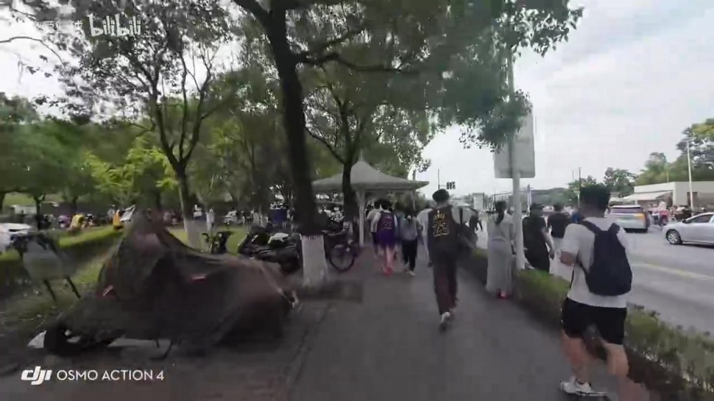 夸张！第一视角看球迷们追逐詹姆斯的车！人群中还有库里球衣！