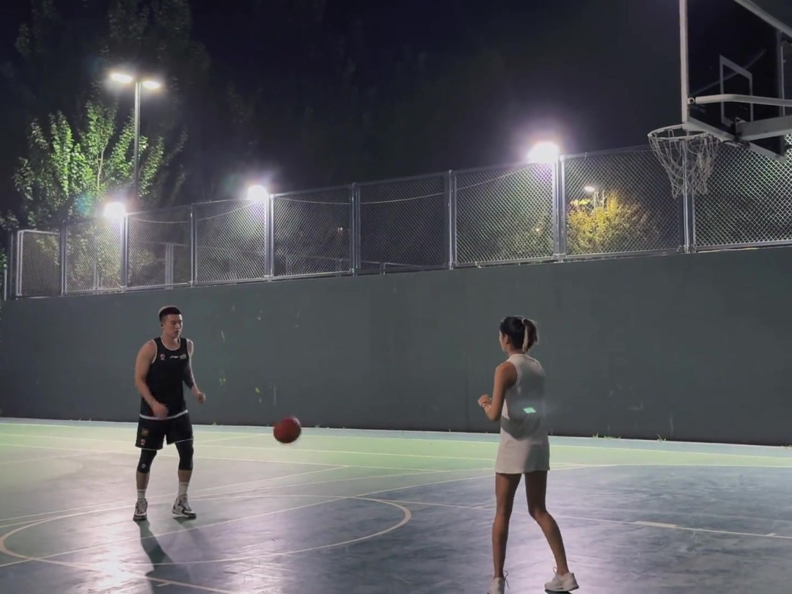 人生赢家！付豪球场练习投篮 妻子给自己当陪练