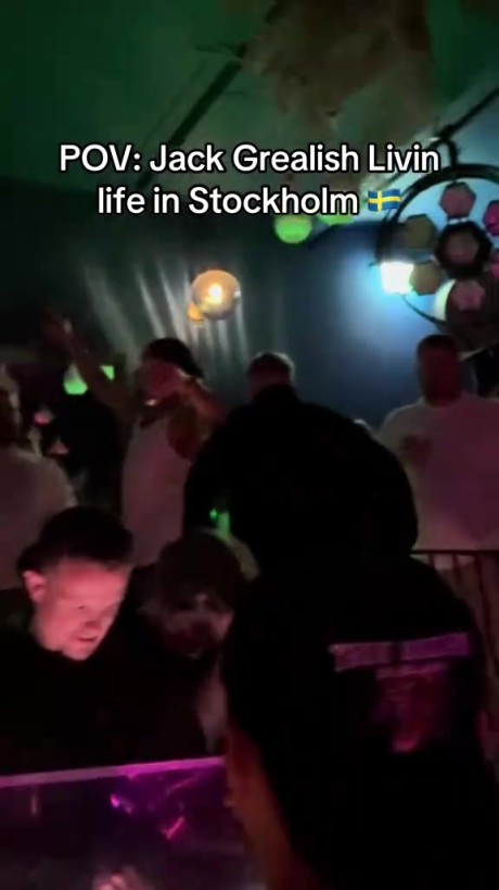 须穷今日欢！被拍到在斯德哥尔摩酒吧放松的格拉利什！