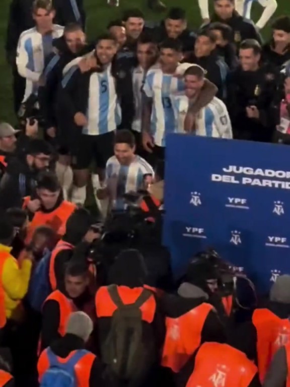 都爱梅西！梅西接受采访时队友们聚在一起高喊梅西名字