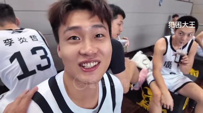 记者调侃赵睿“可以烤鸭自由了” 沈梓捷接一句：德比坐一块了