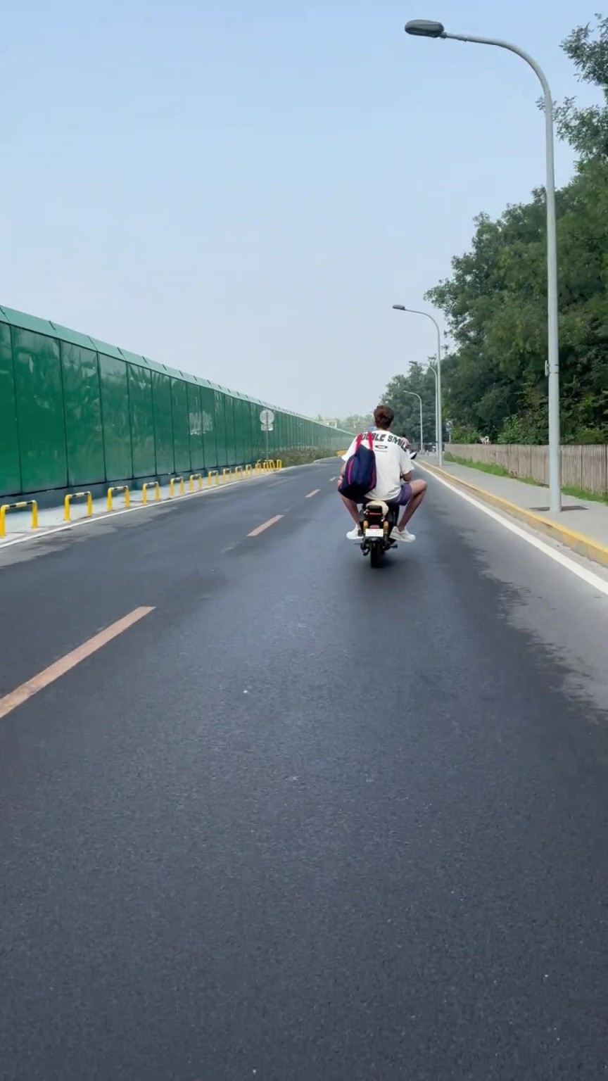 周琦亲自送儿子上幼儿园 网友：没想到琦哥竟然也骑电动车