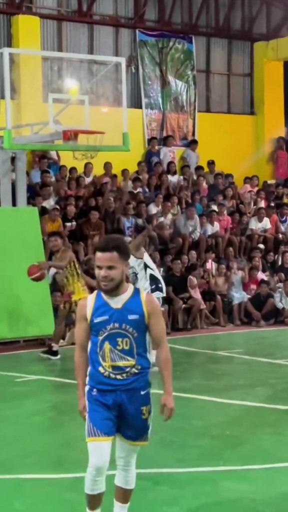 美国库里行吗？菲律宾库里投进三分玩起了后空翻庆祝