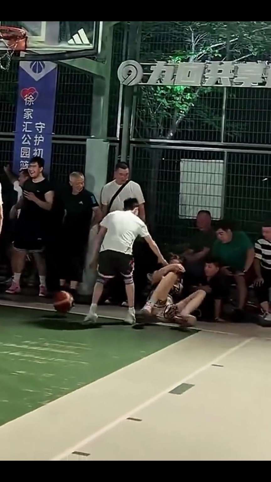 这位国外小姐姐是真的会打球啊，小伙们防守也是真给对抗啊