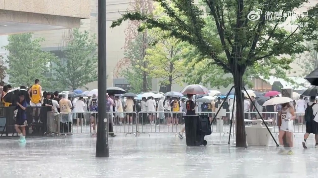 这是真爱啊！老詹成都行遇上大雨，大批粉丝仍纷纷打伞冒雨等待