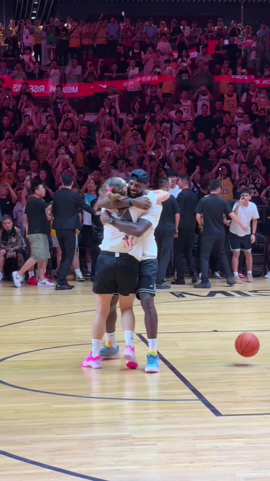 大力拥抱！李梦晒和詹姆斯互动：咱家来Qie了 欢迎常来啊