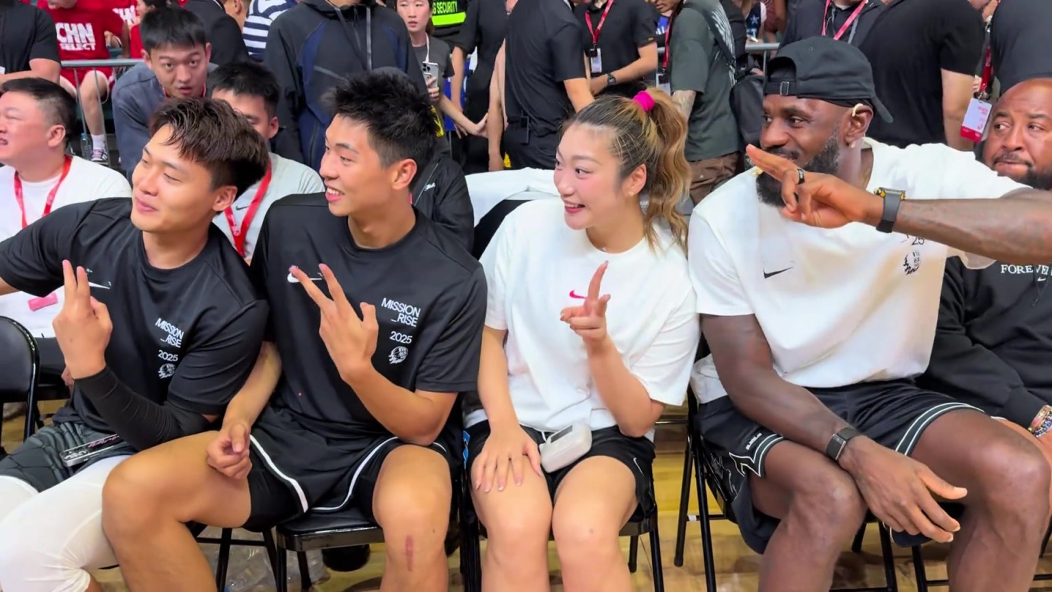 勒布朗-李梦追星成功勒布朗-詹姆斯 兴奋的像个小女生~