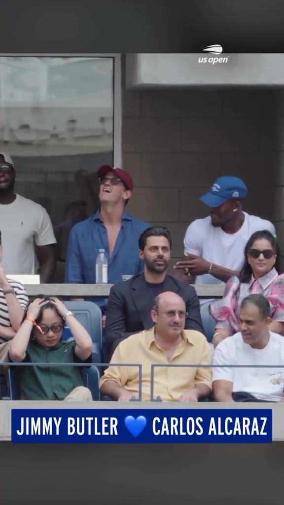 巴特勒现场观战德约大战阿尔卡拉斯，看到兴起直接手舞足蹈