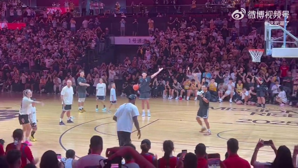 全场都嗨了！詹姆斯中国行现场展现暴扣，并与李梦激动拥抱