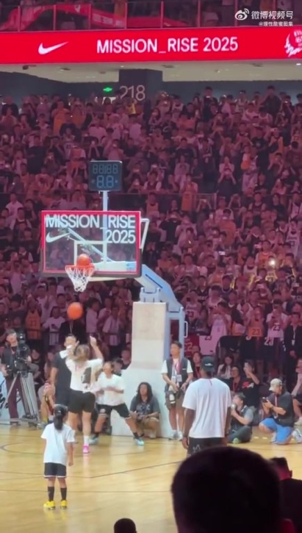 老詹昨日投超远LOGO三分，成功2投0中，其中一个还是三不沾