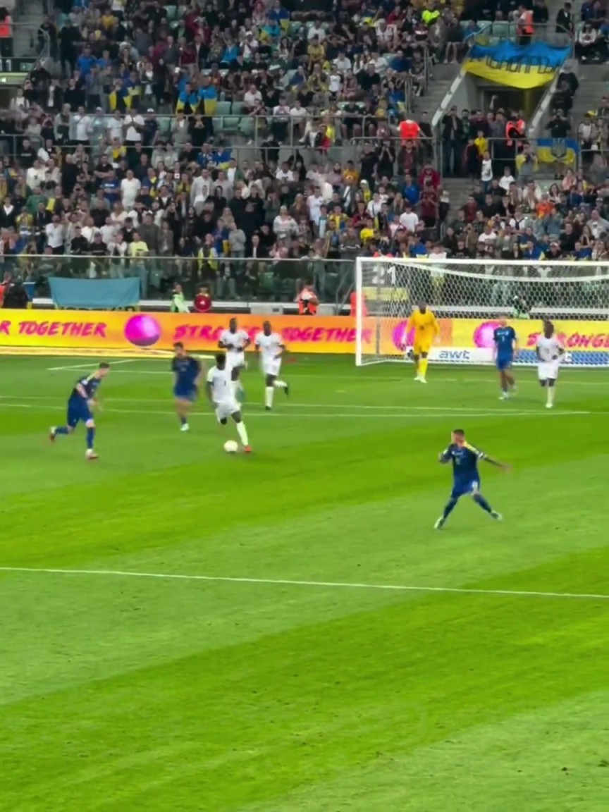 琼阿梅尼外脚背送出精彩传球，姆巴佩单刀挑射送给了门将