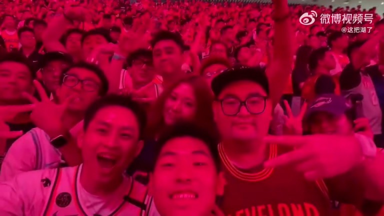 321，咔嚓！崔永熙在詹姆斯成都活动现场与大家热情合影！