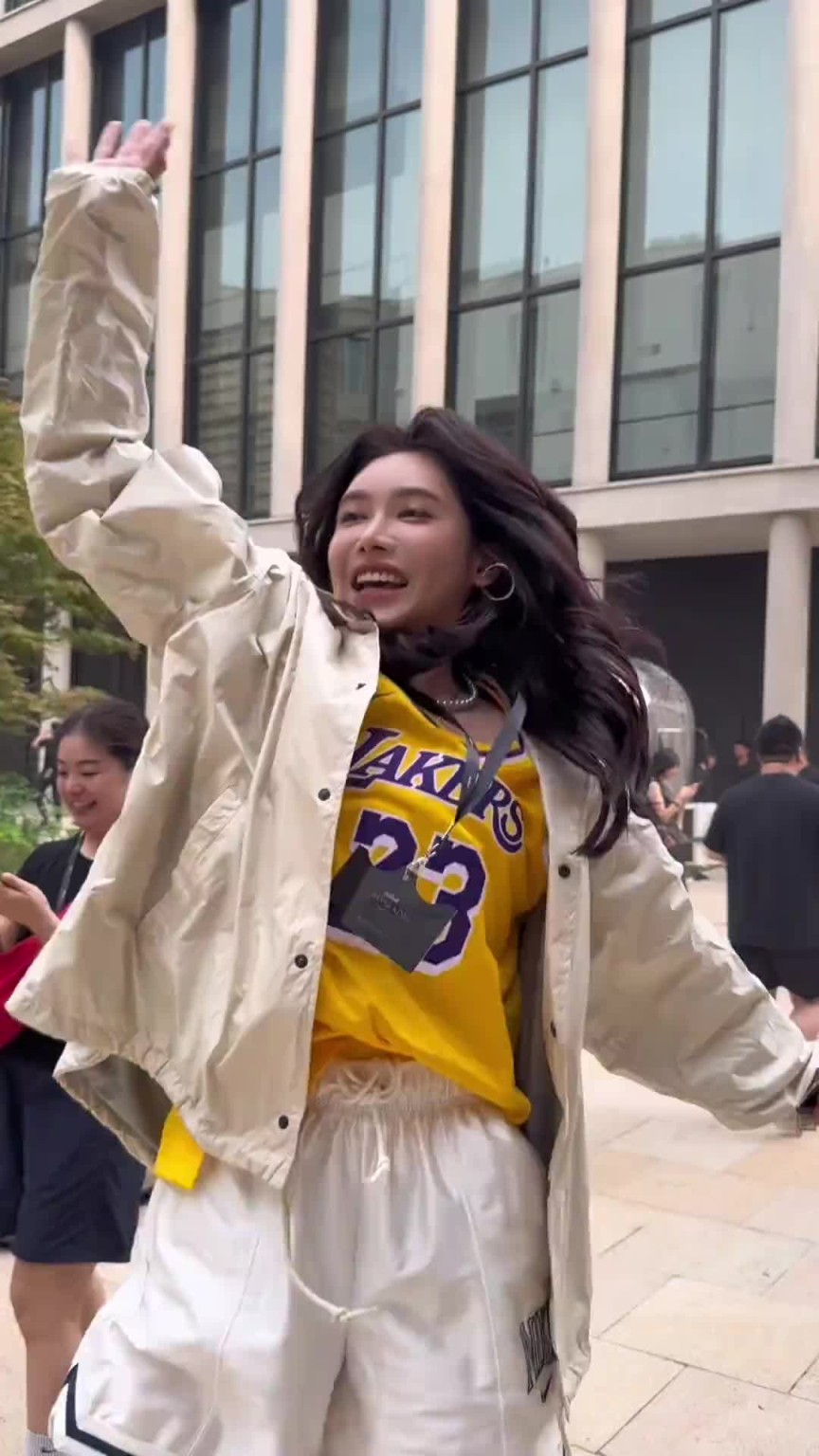 美娜：看看“53岁”女主持人追星成功的一天！