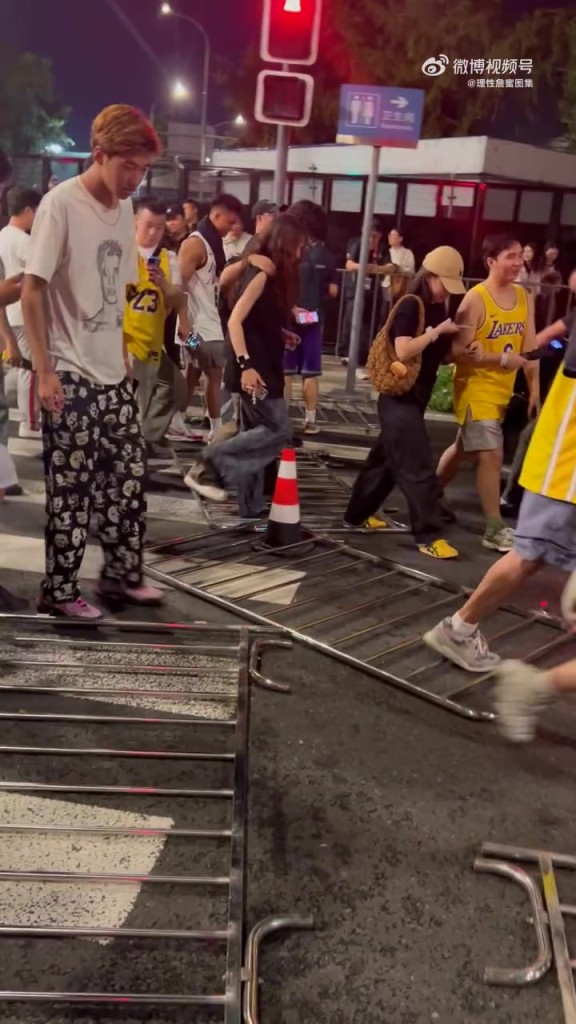 为何都不穿热火？去现场看詹姆斯的球迷几乎都身穿湖人和骑士球衣