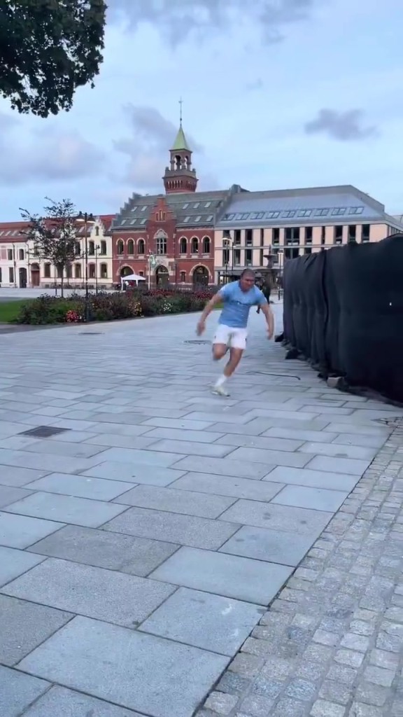 甚至是肉装版！曼城球迷版哈兰德！这块头……