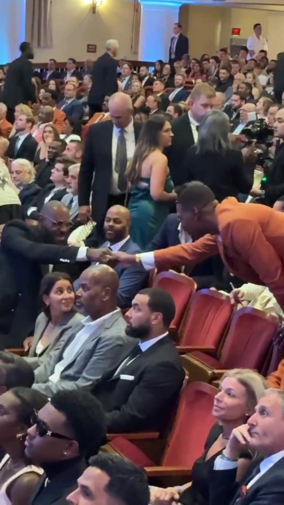 老搭档詹姆斯抵达名人堂现场，与前队友波什开心握手~