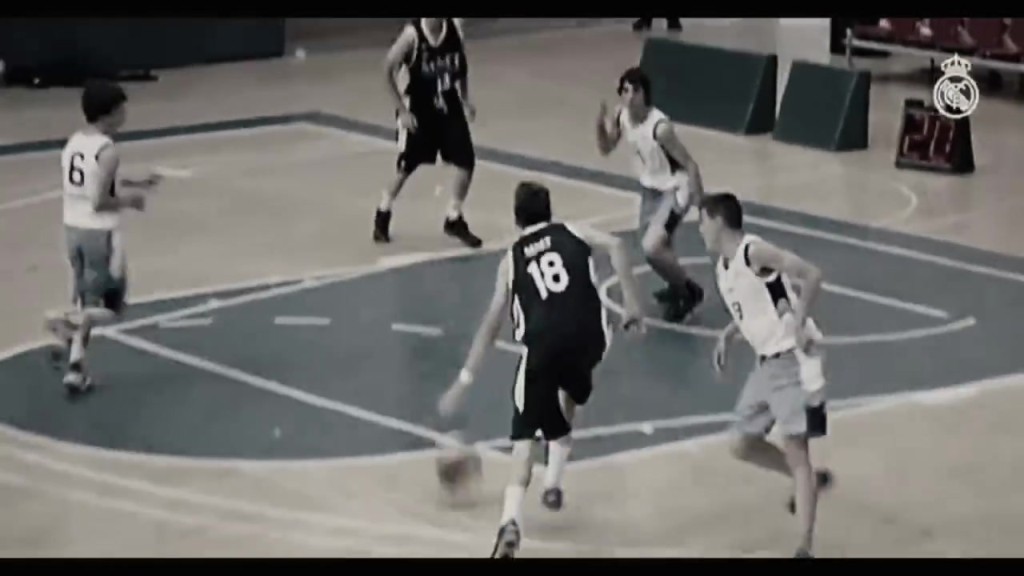 14岁的东契奇是这么打球的！非常飘逸，还能嘎嘎空接！