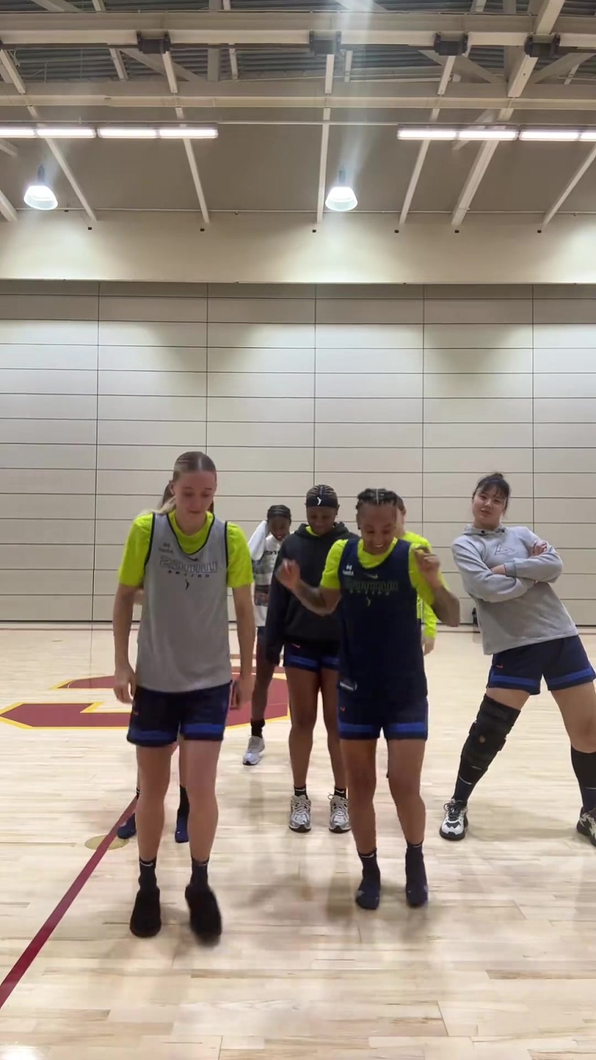 队内氛围这一块~李月汝和队友们合拍视频在一旁耍宝