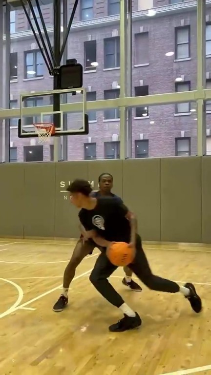 虽然投篮动作不一样，但甜瓜儿子这脚步+三威胁没少和老爸学啊！