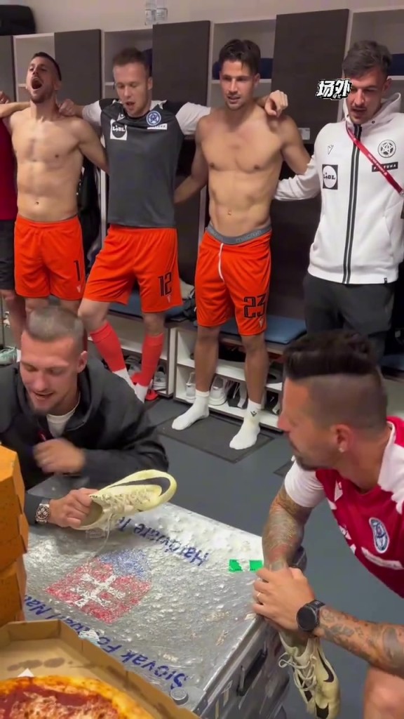 哈姆西克不是斯洛伐克的吗？怎么出现在斯洛文尼亚足球更衣室