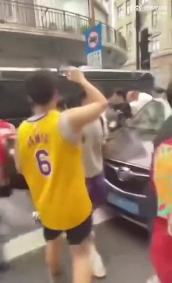 被国内球迷博主要求道歉！詹姆斯保镖这一粗鲁驱赶中国球迷的行为