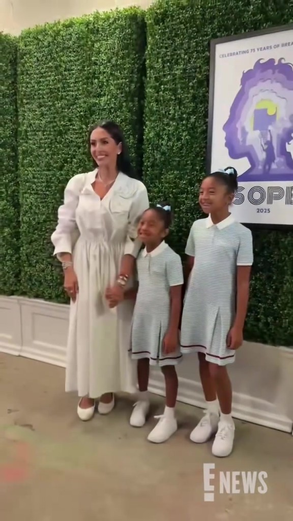 科比遗孀瓦妮莎带两个小女儿观看美网决赛 小公主们跟老大太像了