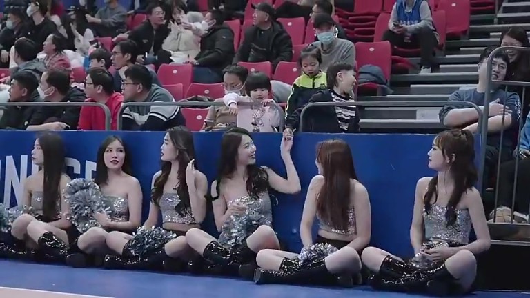 你小子有前途！一小朋友主动跑到场边找啦啦队美女握手