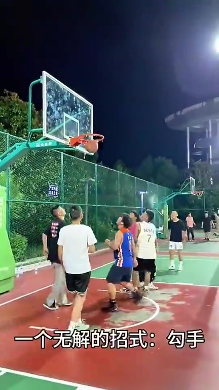 卧槽！别看大哥打球姿势怪，勾手勾到你怀疑人生！