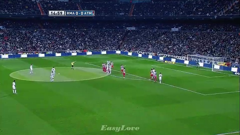 毫不讲理！名场面：C罗任意球击穿库尔图瓦，卡西一脸不可思议！