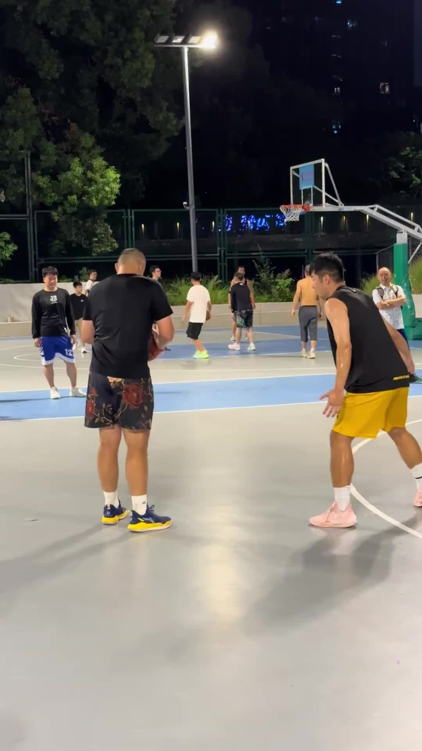 前CBA球员西热力江现身野球场，慢三步上篮结果被帽了