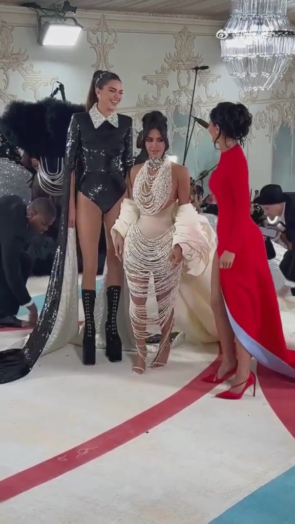 好家伙，肯豆这是穿得多高啊，胯部都快到金-卡戴珊的肩膀了